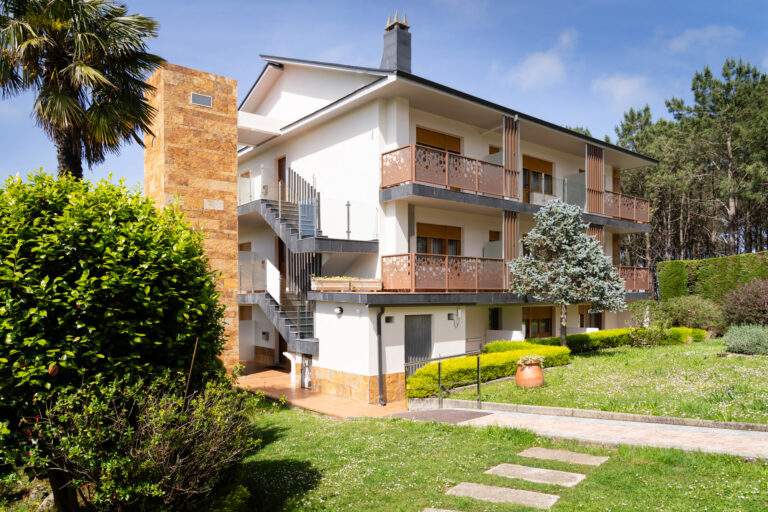 hotel el pinar en navia - peregrinos